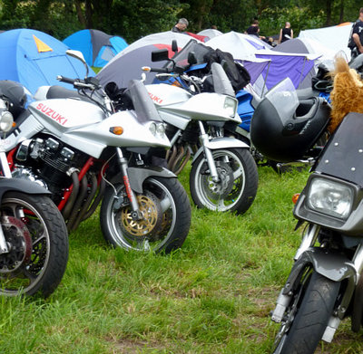 Alfsee2011_12.jpg (111.64 KiB) 5470 mal betrachtet Demnächst parkt die Katanas gefälligst an einer Stelle und nicht so verstreut!