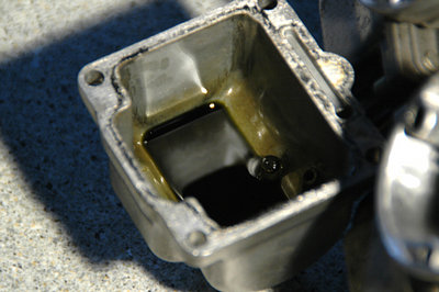 Vergaser001.jpg (104.64 KiB) 26998 mal betrachtet Wenn Benzin in die Jahre kommt, wird es im Vergaser grün (Oxidation von Messingteilen) und ist definitiv zu entsorgen ... auch wenn die Preise für den Kraftstoff kontinuierlich steigen und er so immer kostbarer wird. Gilt auch für den Rest im Tank .. den ich bislang noch nicht geöffnet bekommen habe.