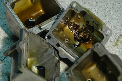 Vergaser003.jpg (118.29 KiB) 26998 mal betrachtet Als die kostbare Flüssigkeit abgegossen war, ergab sich folgendes Bild ... Ablagerungen und verharzt, dort wo die grüne Suppe stand. So wird der Rest im Vergaser ebenso aussehen.