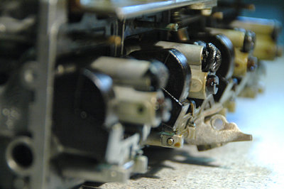 Vergaser005.jpg (107.53 KiB) 26998 mal betrachtet Die Kraftstoffdämpfe waren so aggressiv, dass sich die Gummistopfen im Vergaser aufgelöst haben.