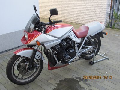 Katana01.jpg (198.51 KiB) 17167 mal betrachtet Silber / Rot - wurde wie die meisten wissen nicht in Deutschland vertrieben.